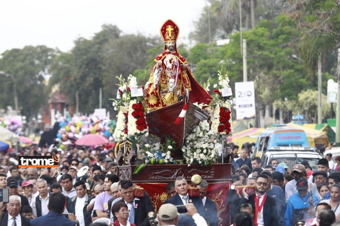 Rinden homenajes a San Pedrito en tierra y mar. (Isabel Medina / Municipalidad de Chorrillos / Trome).