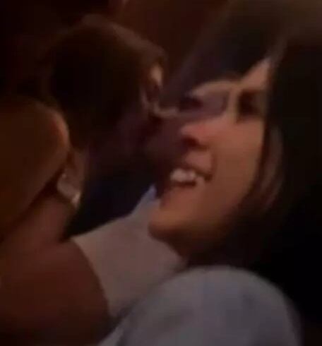 Sebastián Guerrero es ampayado besando a otra mujer.