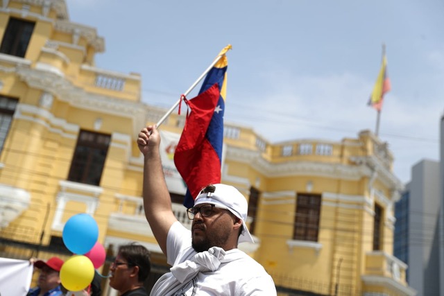 Venezolanos en Perú se concentran en los exteriores de la embajada de Venezuela para expresar su oposición contra la asunción de Nicolás Maduro como presidente del país llanero. Foto: Julio Reaño/@photo.gec