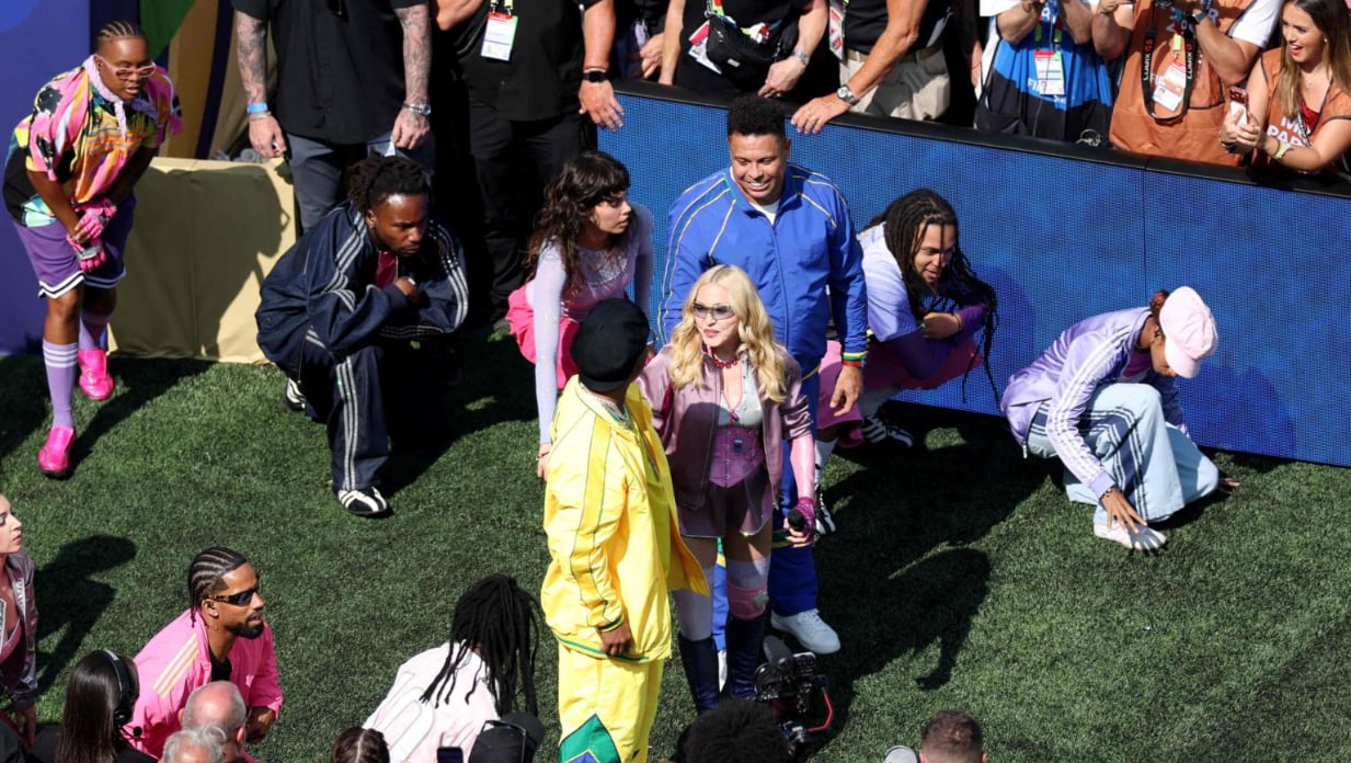 Madonna junto a Ronaldo y Ronaldinho arrancando el show de medio tiempo en la final del Mundial 2026. Foto: AFP.