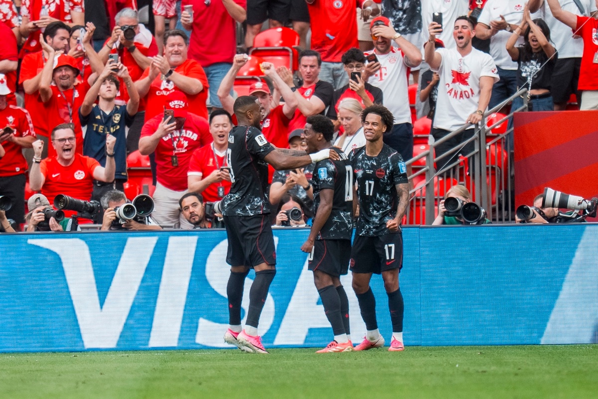 Canada celebra triunfo ante Qatar en Vancouver, (Foto: EFE/EPA/BOB FRID)