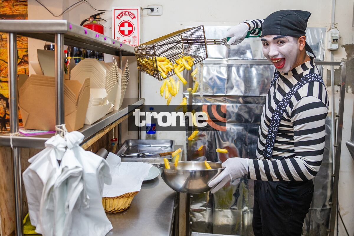 Joven mimo y payasito trabaja como maestro pollero en Puente Piedra