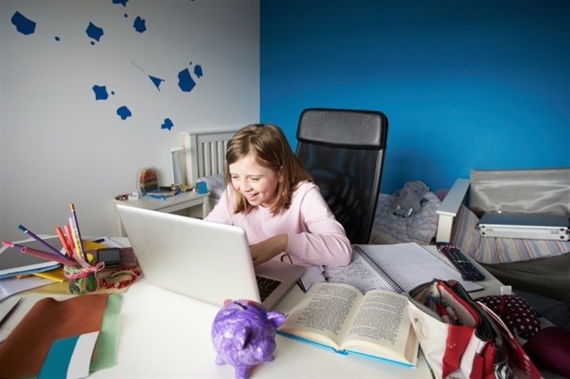 El Internet y las redes sociales pueden ser muy peligrosas para los menores de edad.