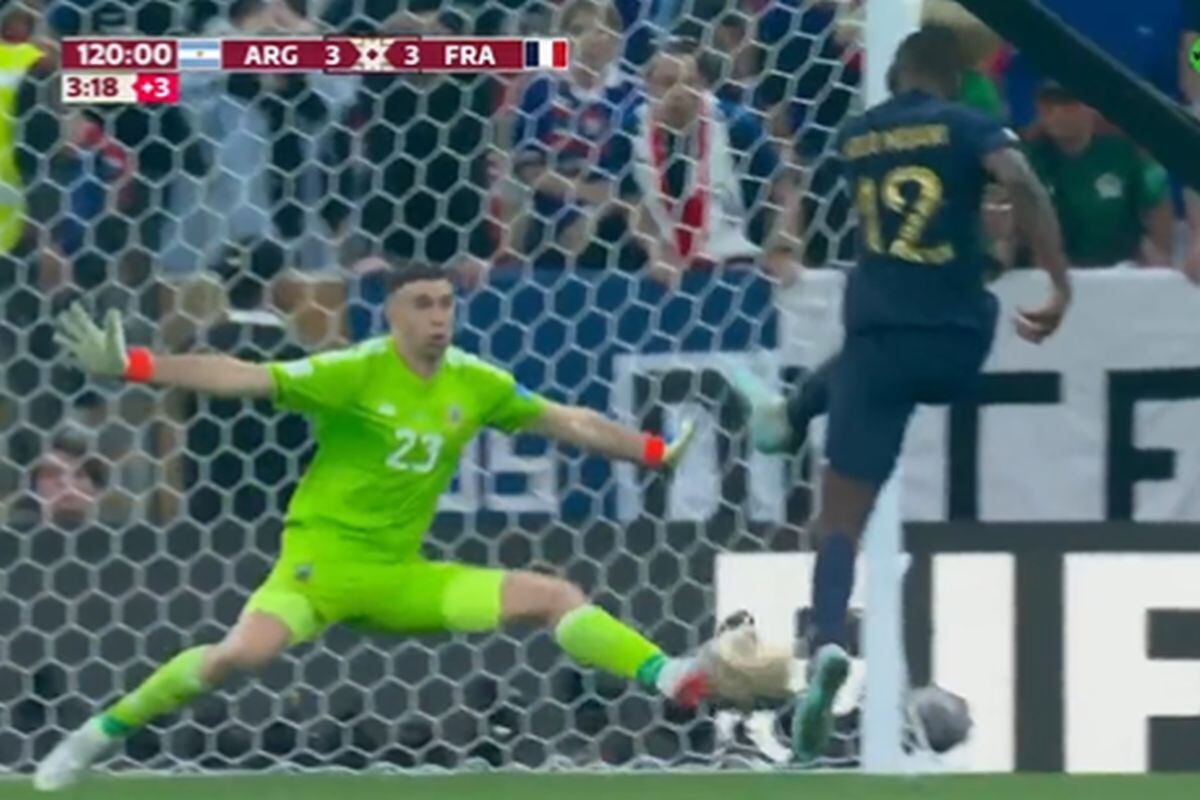 La espectacular atajada de Dibu Martínez para salvar el arco de Argentina vs Francia en la final del Mundial 2022 | Foto: captura