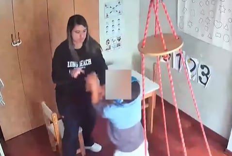 Psicóloga acusada de golpear a menor con autismo rompe su silencio
