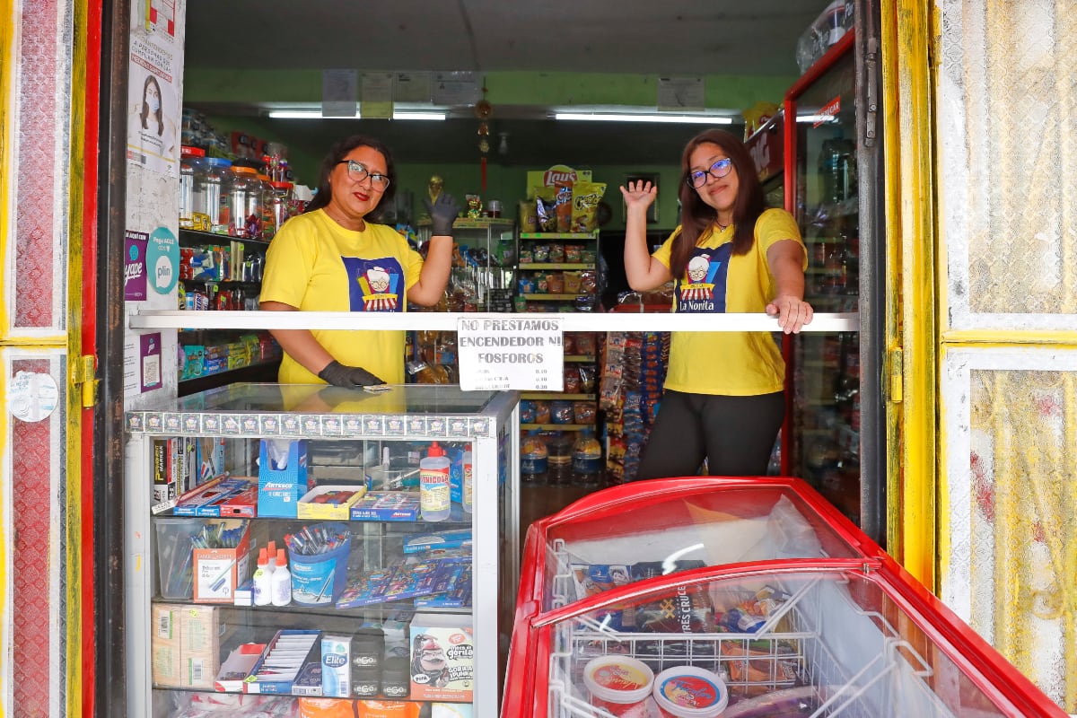 Vende abarrotes, golosinas, gaseosa, hielo, helados, útiles de escritorio. Foto: César Bueno.