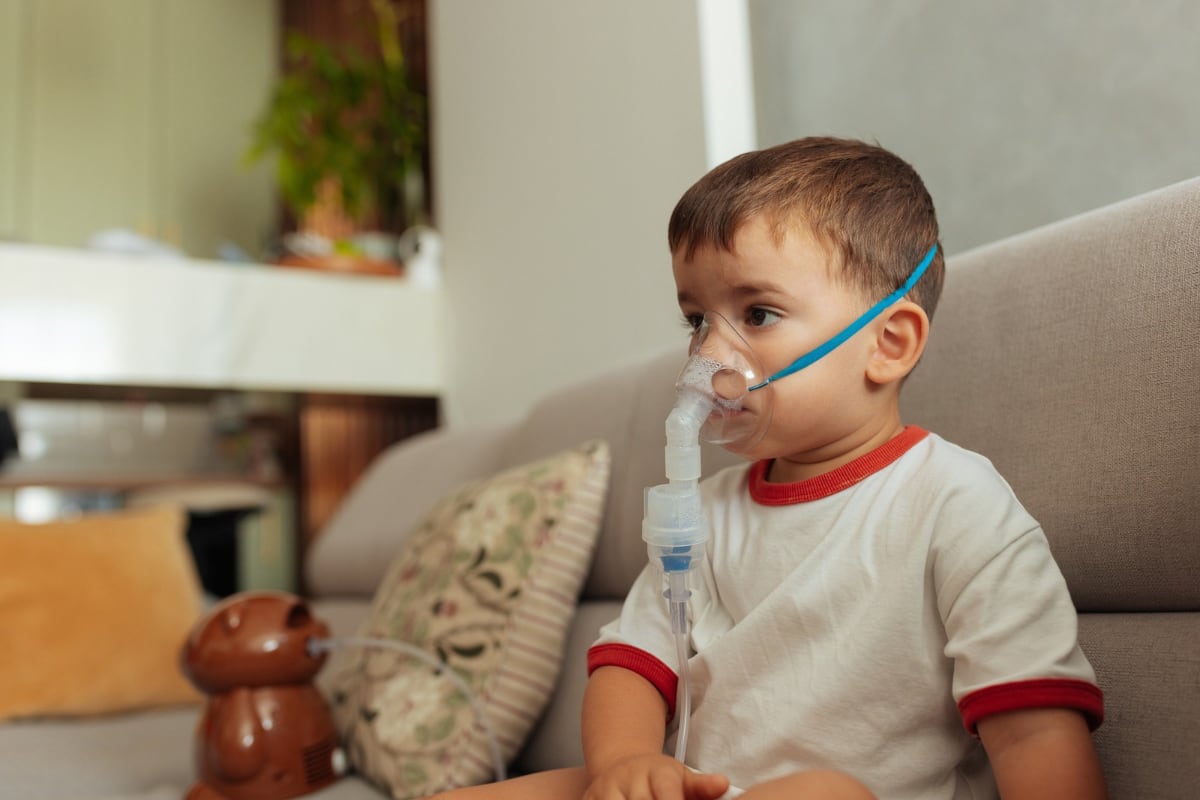 La bronquiolitis puede comenzar como un resfrío, pero en los más pequeños puede comprometer las vías respiratorias. Aprende a reconocer sus señales de alerta. Foto: Istock.