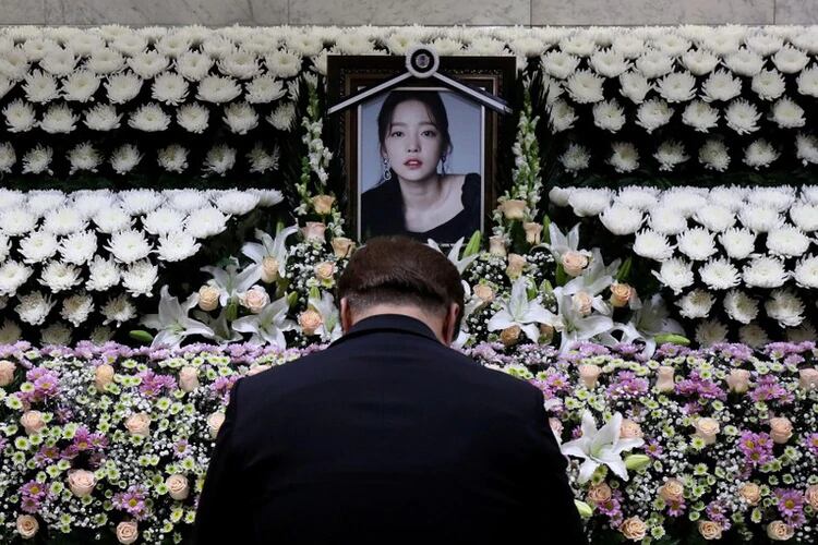 Un hombre rinde homenaje en un altar conmemorativo en honor a la estrella de K-pop, Goo Hara, en el Hospital St. Mary de Seúl, Corea del Sur. Foto: AP