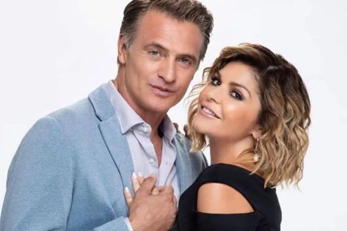 Soler y Cantoral abrazados y vestidos como sus personajes de la telenovela (Foto: TelevisaUnivision)