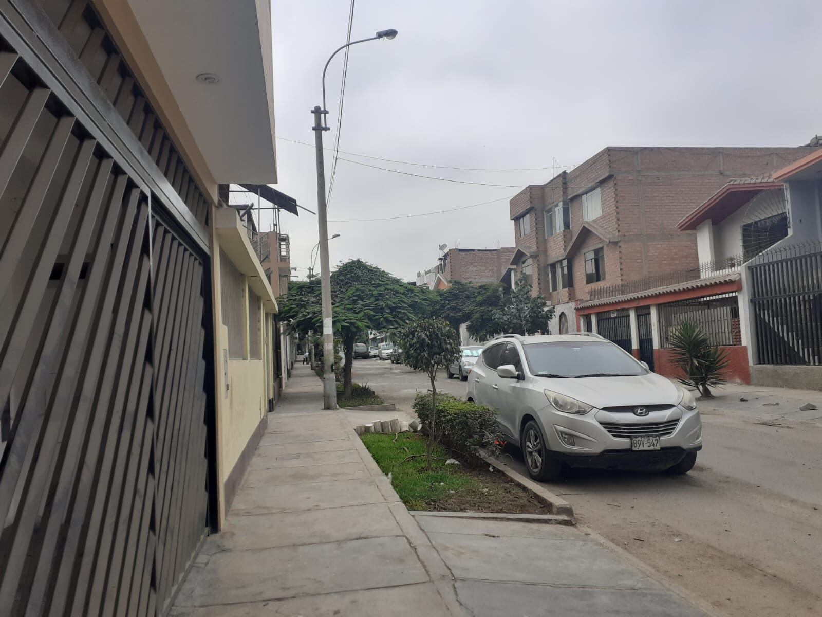 Una anciana de 75 años, en compañía de su hermano, también adulto mayor, fue encañonada, asaltada y arrastrada por la pista por dos dos feroces ‘marcas’ armados. (foto: TROME)