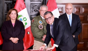 ¡Viaje con polémica! Ministro de Justicia va a Suiza pese a impedimento judicial