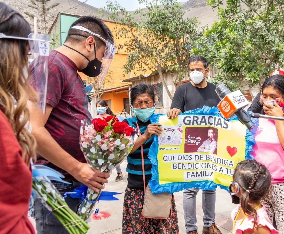 Aldo Miyashiro llegó hasta el asentamiento humanos Diente de Oro de Surco para llevar más de 100 raciones de almuerzo.