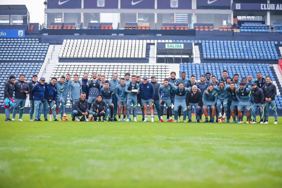 Jefferson Farfán y Paolo Hurtado juntos en la misma imagen en una postal de Fiestas Patrias de Alianza Lima (Foto: @clubALoficial)