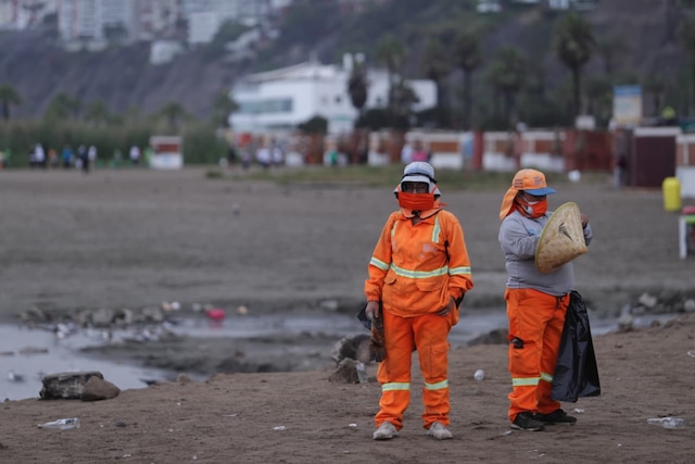Personal de la comuna de Chorrillos realizó el aseo de la playa. (Fotos: Julio Reaño y César Grados @photo.gec)