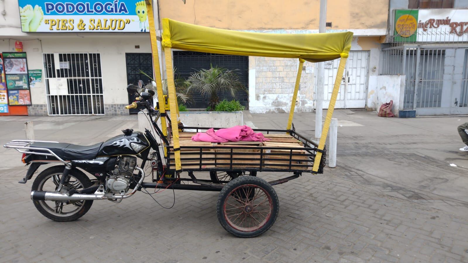 Los intervenidos se desplazaban en esta tricimoto con frutas.