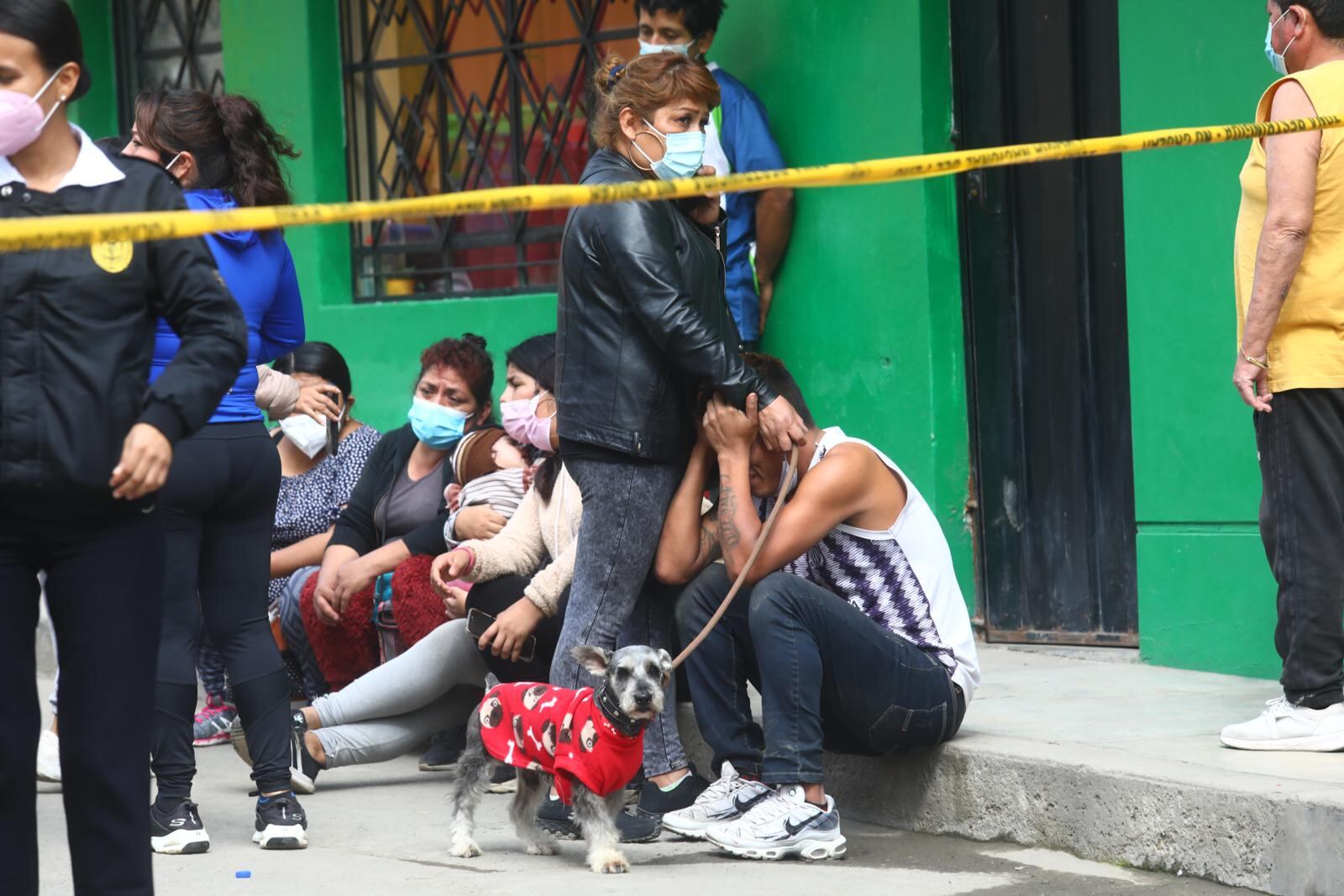Familiares no podían creer lo sucedido. | Foto: Gonzalo Córdova