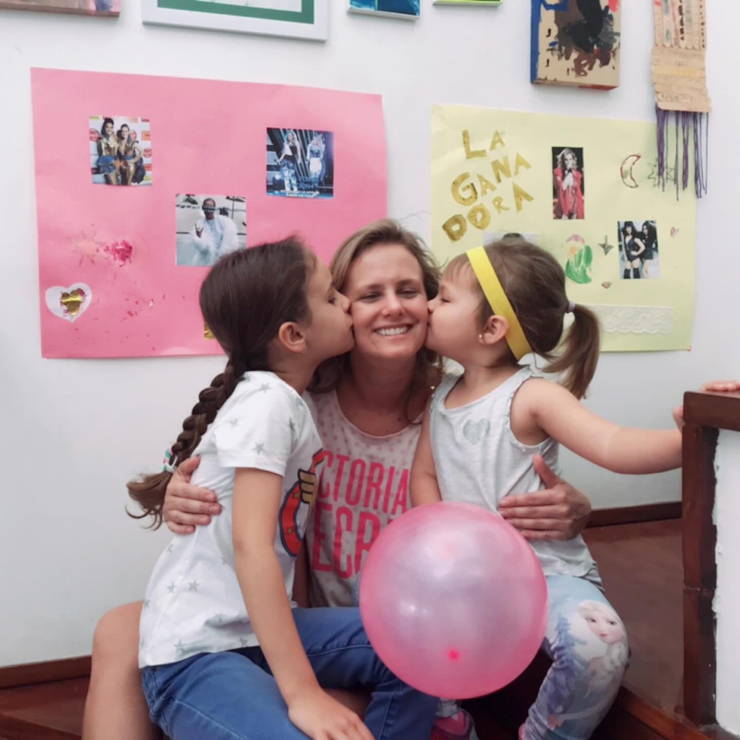 Rossana junto a sus hijas. Foto: Facebook Rossana Fernández Maldonado.