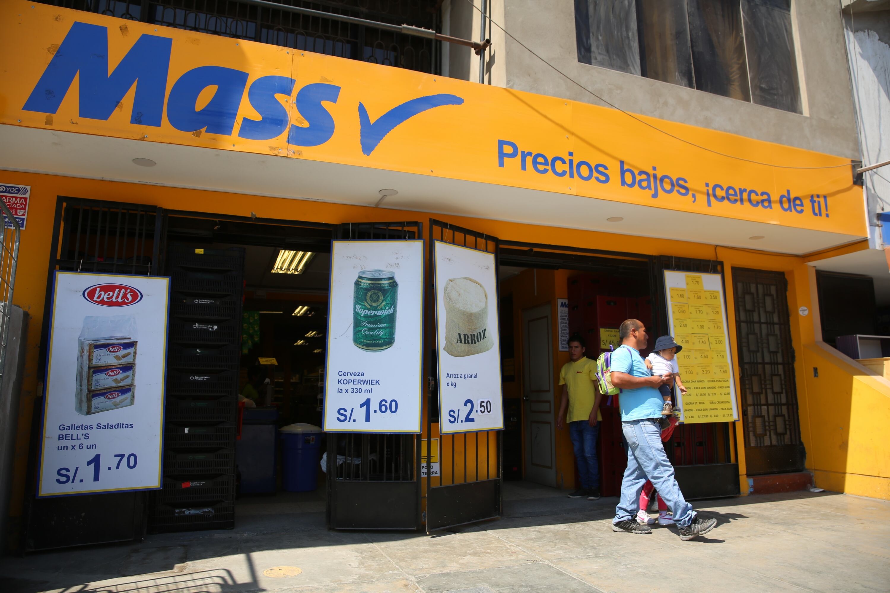 El tiempo y el ahorro son factores que valoran los consumidores que visitan las tiendas de descuento. (Foto: GEC)