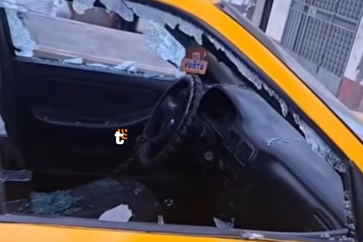 Un taxi con placa B5N-564, que se encontraba estacionado cerca, también resultó afectado por los impactos.