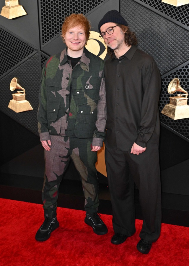Ed Sheeran y Aaron Dessner arrives en la alfombra roja de la edición 66 Premios Grammy en Los Angeles. (Photo by Robyn BECK / AFP)