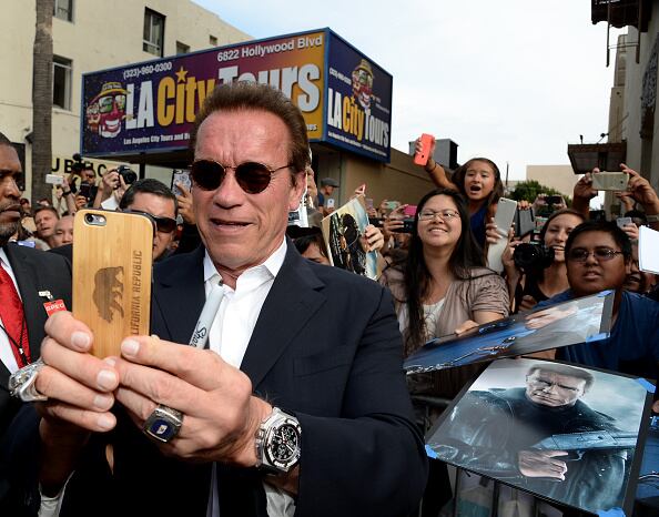 Arnold Schwarzenegger posando con sus seguidores (Foto: Getty Images)