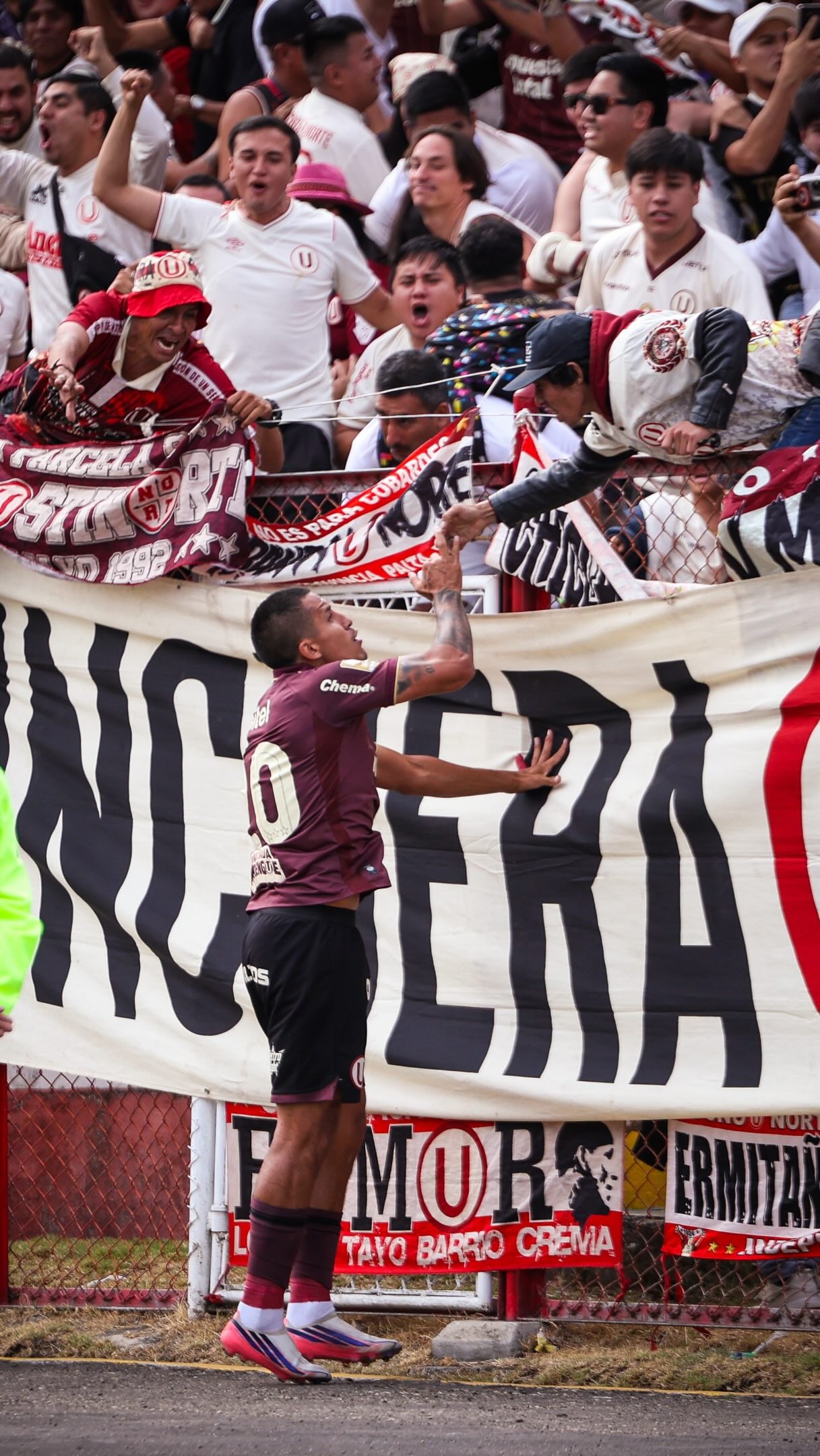 Alex Valera celebra con la hinchada de Universitario su tanto. (Universitario)
