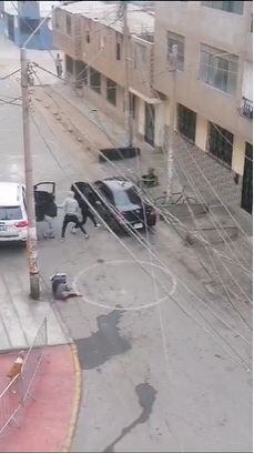 Varios vecinos captaron el secuestro. En la escena, los delincuentes se llevan a la mujer, mientras su guardaespaldas yace herido en el suelo.