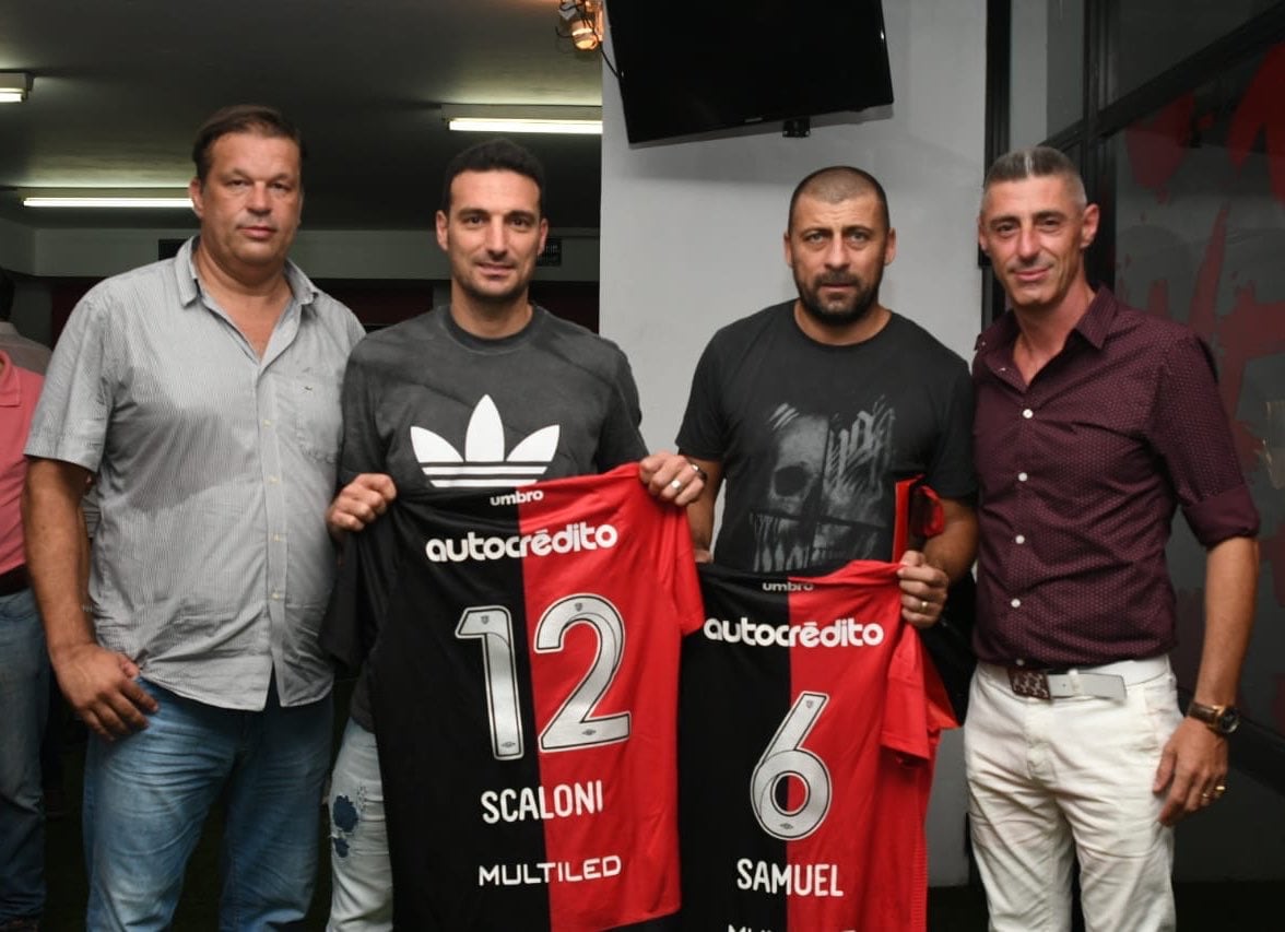 Scaloni posando con su asistente Walter Samuel, ambos con pasado en Newell's Old Boys
