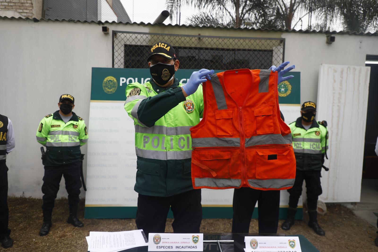 A los sujetos se les encontró una pistola, chaleco y se desplazaban en un auto. | Foto: Eduardo Cavero