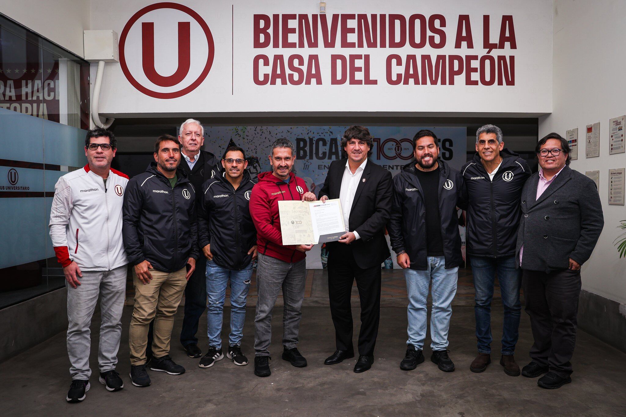 Franco Velazco al lado de Jean Ferrari. (Universitario)