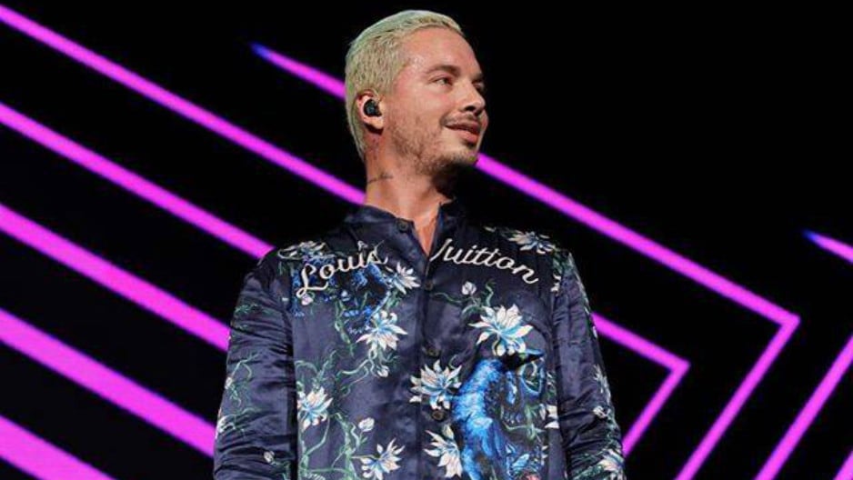 J Balvin recuerda sus orígenes y rapea en plena calle de Colombia para festejar su cumpleaños.