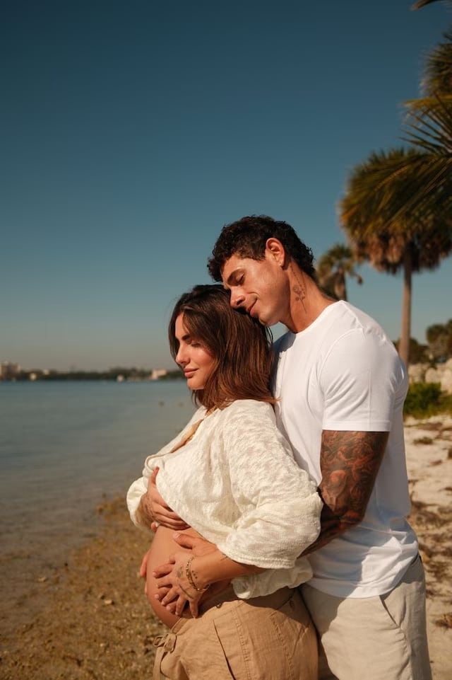 Influencer muestra su avanzado embarazo. (Fotos: Revista Hola!)