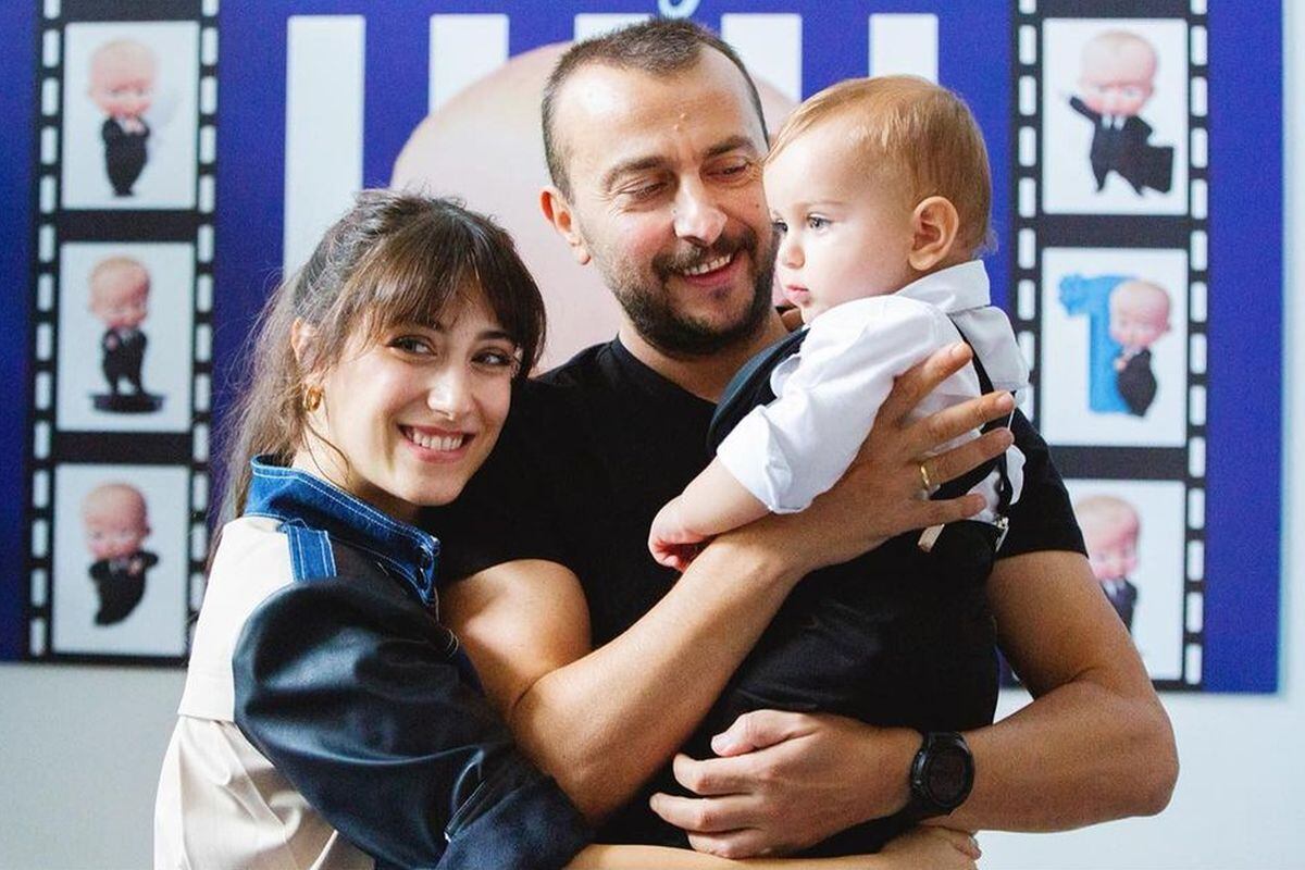 Hazal Kaya y Ali Atay junto a su junto celebrando su primer año de vida (Foto: Hazal Kaya/Instagram)
