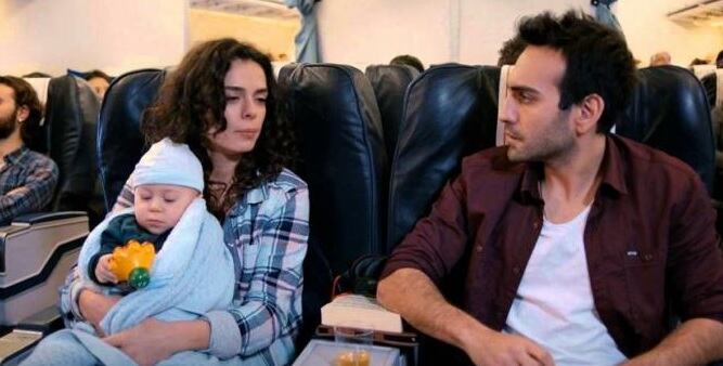 Todo inicia cuando Zeynep (Özge Özpirinçci) y Fatih (Bugra Gülsoy), dos viejos conocidos, coinciden por casualidad en un vuelo de regreso a Turquía (Foto: Süreç Film)