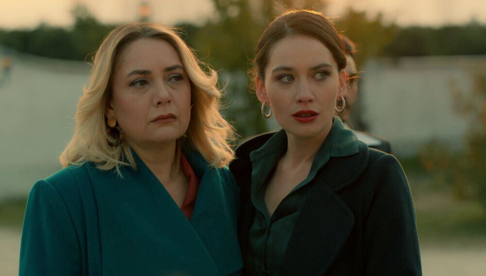 Çolak le roba todo su dinero a Betül en "Tierra amarga" (Foto: Tims & B Productions)