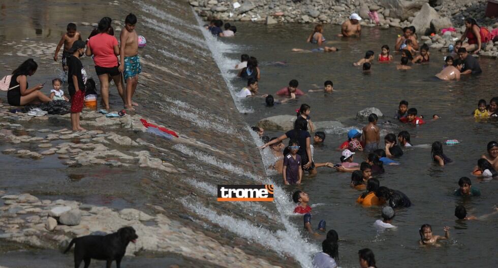 Varias familias optaron por refrescarse del calor en el rio Lurín. (Foto Julio Reaño / Trome)