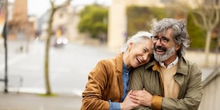Si un familiar mayor decide iniciar una relación, evita comentarios o bromas que cuestionen su edad. Escucha, respeta su elección y permite que viva esta etapa sin prejuicios. Foto: Istock