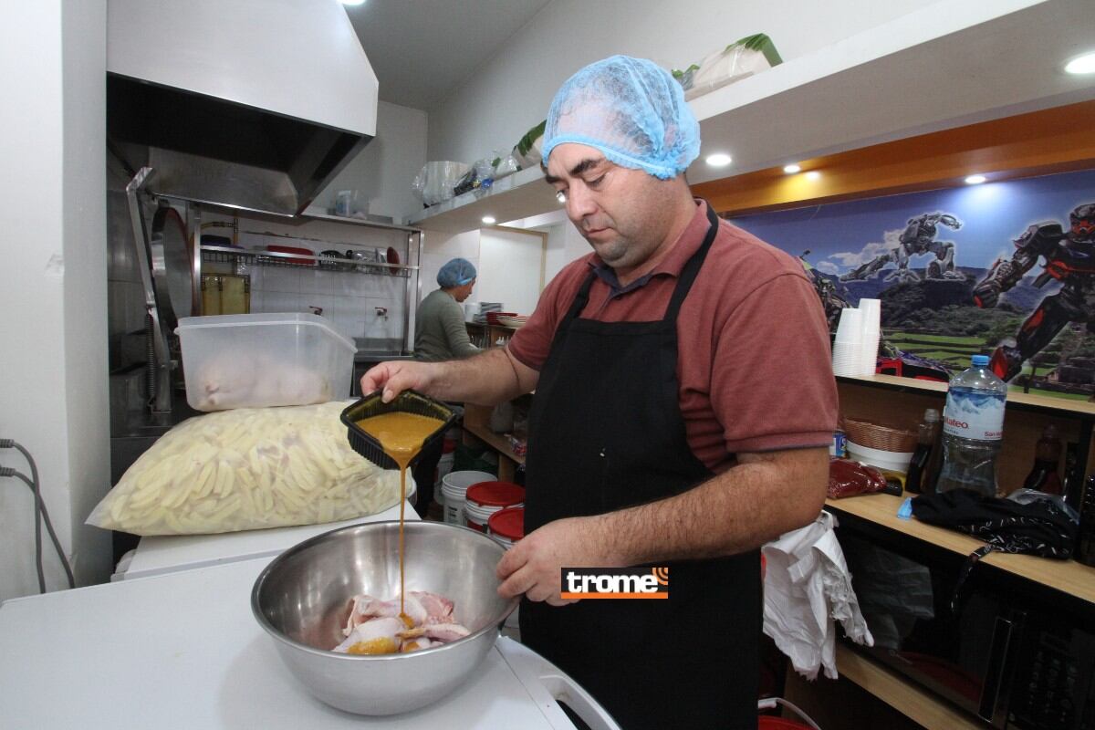 Video en TikTok hizo viral emprendimiento peruano de pollo broaster en Puente Piedra, por curioso nombre y logo que evoca a cadena rápida KFC. (Entrevista: Isabel Medina / Trome / Fotos: Alan Ramírez)