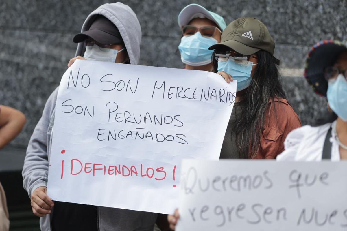 Familiares de compatriotas peruanos que fueron llevados a Rusia con engaños para luego unirse a la guerra, protestan en los exteriores del Ministerio de Relaciones Exteriores. Fotos: Hugo Pérez /@photo.gec
