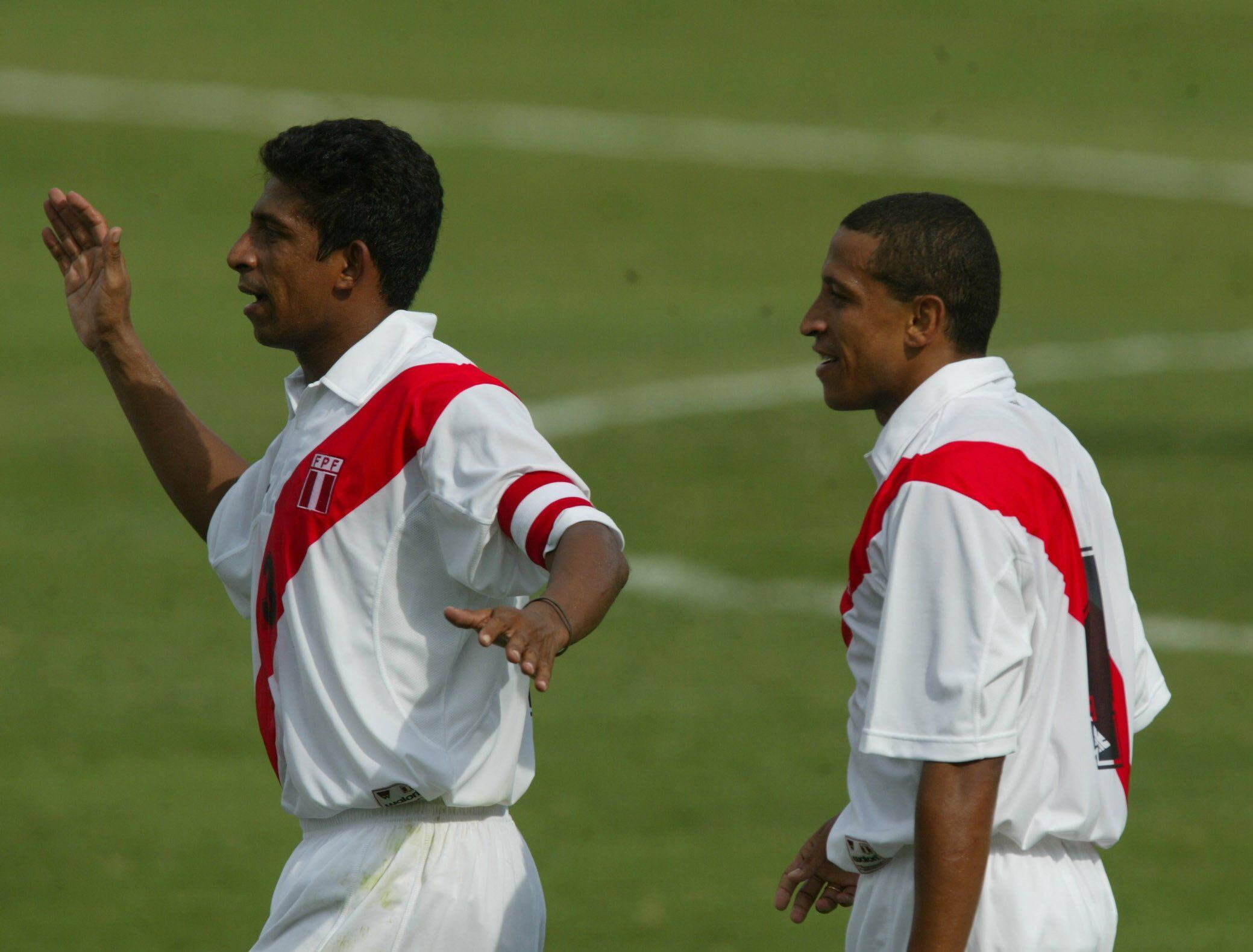 Los hermanos Jorge y José Soto en un amistoso ante Haití en 2003. (Foto: Rolly Reyna / Archivo El Comercio)