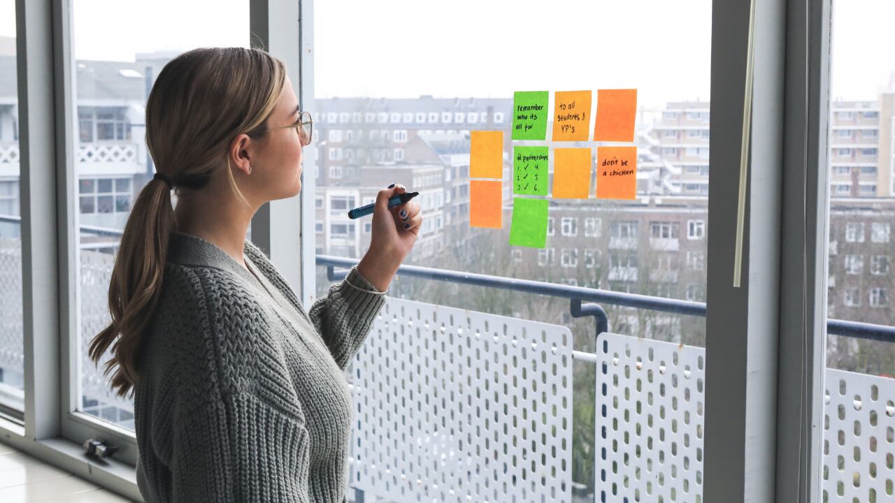 El Gobierno del Perú decretó que el viernes 30 de diciembre del 2022 será día no laborable para los trabajadores del sector público (Getty Images)