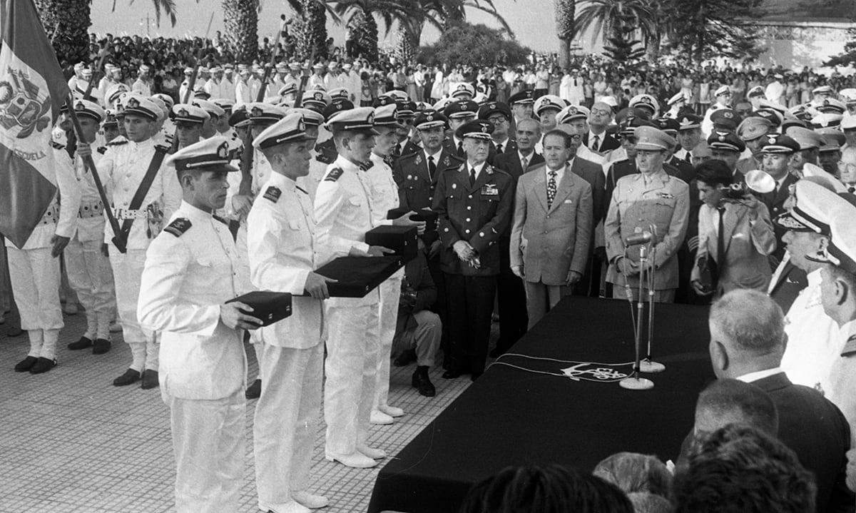 Un grupo de marinos peruanos llega al Perú trayendo cuatro cofres con las reliquias personales y la tibia del almirante Miguel Grau Seminario, héroe de Angamos. Foto: El Comercio