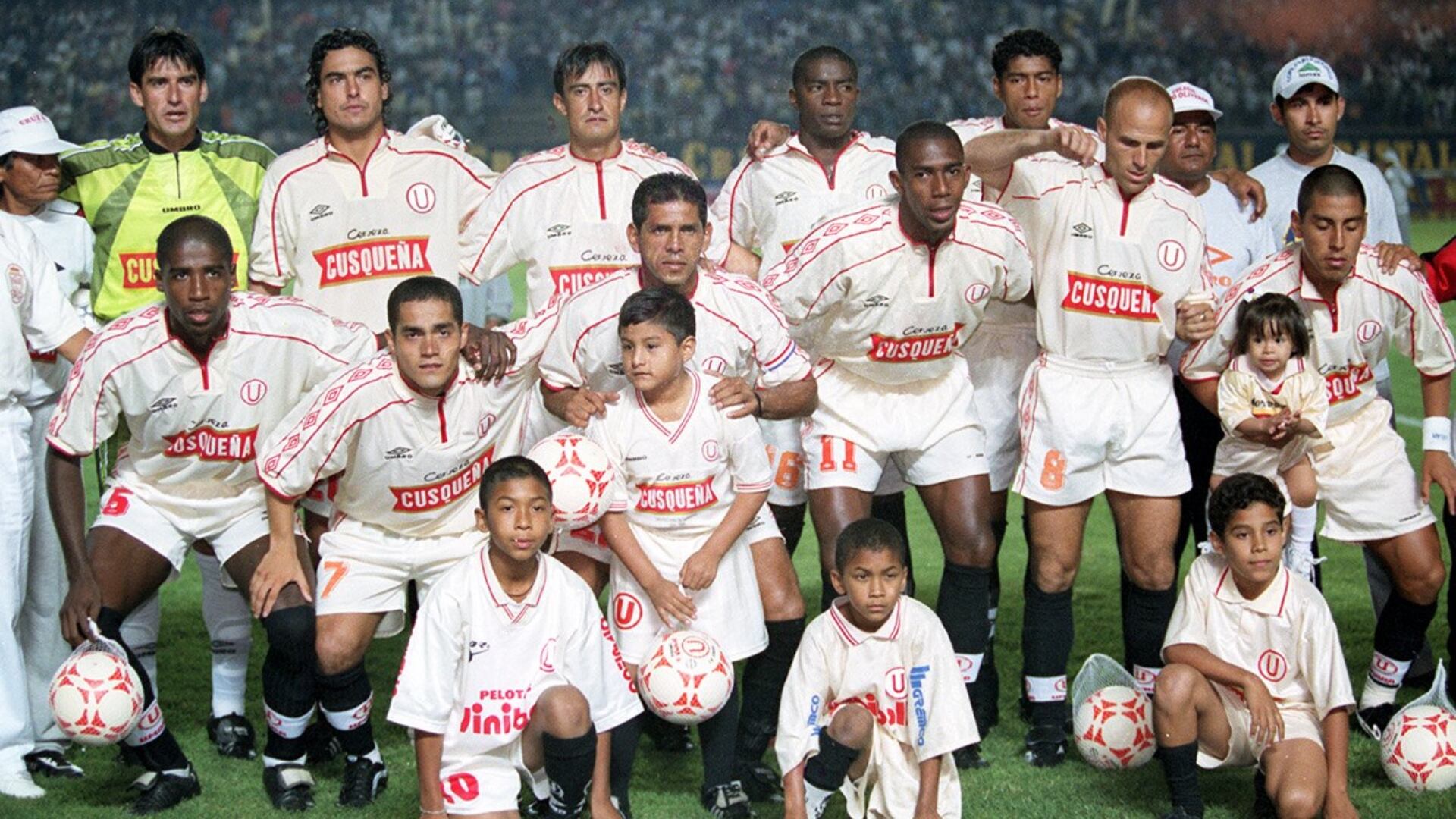 José Luis Carranza posa con el equipo de Universitario de Deportes campeón del Descetralizado de 1999.