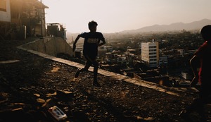 Niños de Comas convierten escaleras y pasajes en su zona de juegos ante la falta de espacios seguros