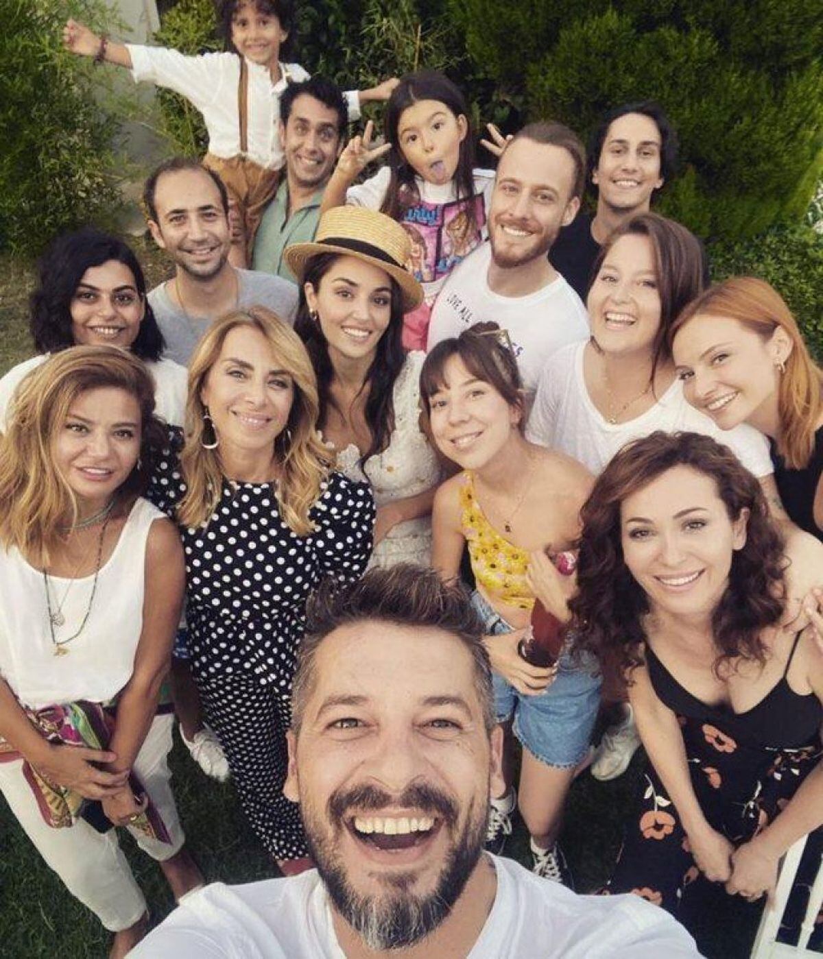 El elenco completo tras el final de "Love Is in the Air" (Foto: Hande Erçel/Instagram)