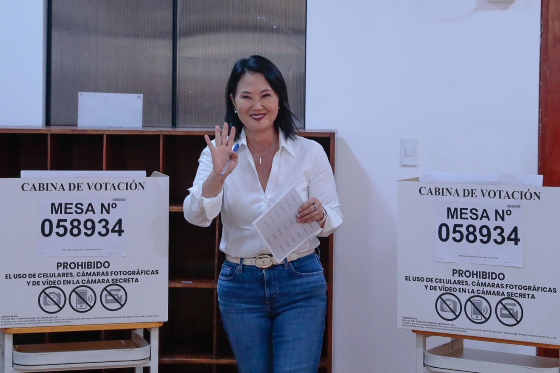 Keiko Fujimori emitió su voto en San Borja. Foto: Andina