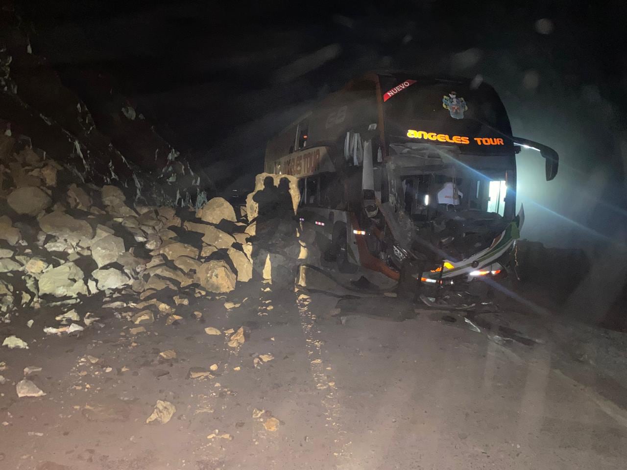 Derrumbe de rocas en la Panamericana Sur deja cuatro heridos en un bus