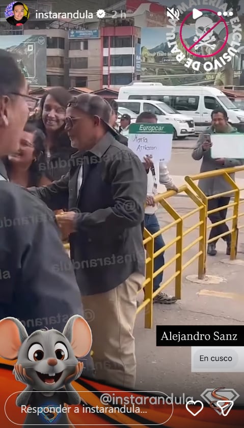 Alejandro Sanz junto a fans que llegaron hasta el aeropuerto de Cusco, enterados de su arribo.