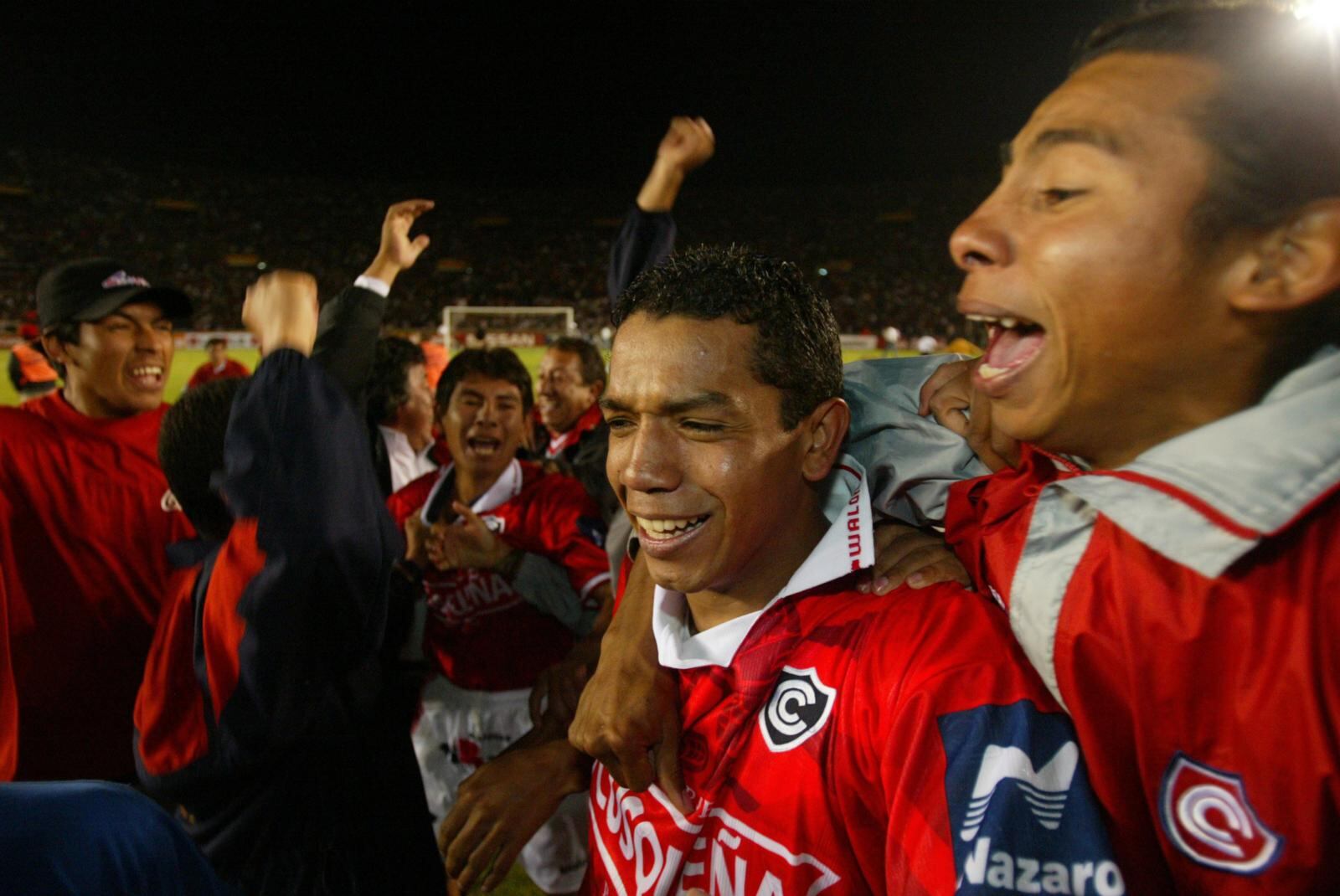 Roberto Holsen en su etapa más gloriosa con Cienciano del Cusco levantando la Copa Sudamericana (Foto: GEC)
