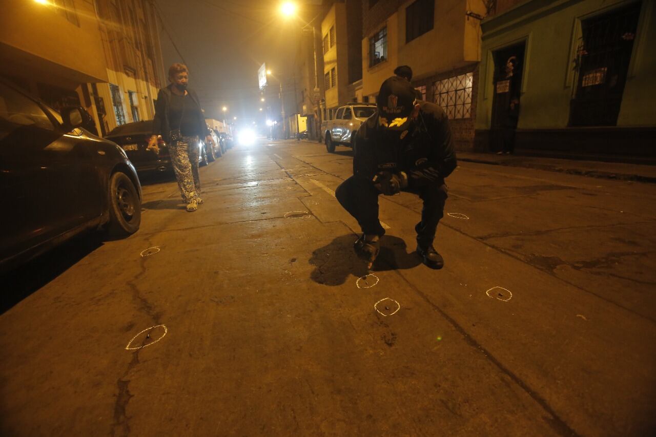 Casquillos de bala quedaron regados en la pista. | Foto: César Grados